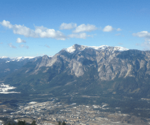 Uitzicht over de Julische alpen. Prachtig uitzicht over de bergen. Vakantiehuis in de bergen. Vakantiehuis met uitzicht.