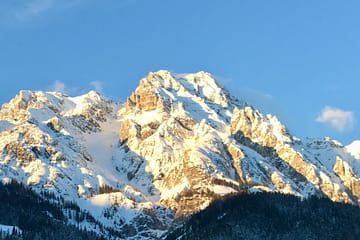 Een mooie berg in de zon in Oostenrijk