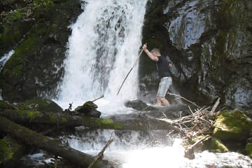 overstekende man bij waterval