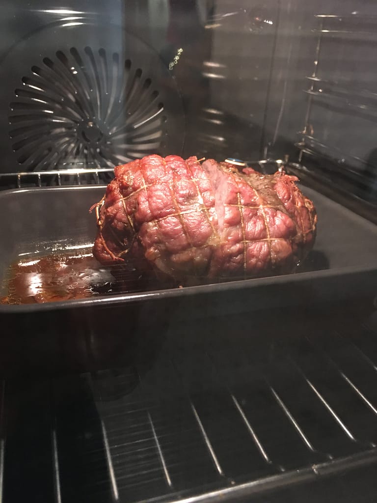 Gebraden vlees in de oven. In het vakantiehuis is een goed ingerichte keuken waar je goed kunt koken. 